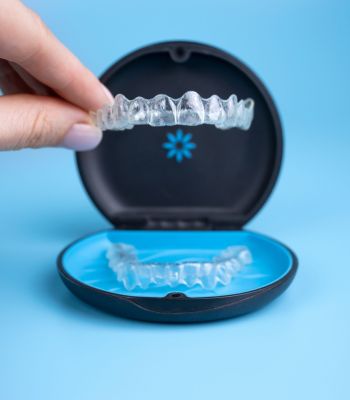 Invisalign Zahnschiene in der Invisalign Dose zur sanften Zahnkorrektur