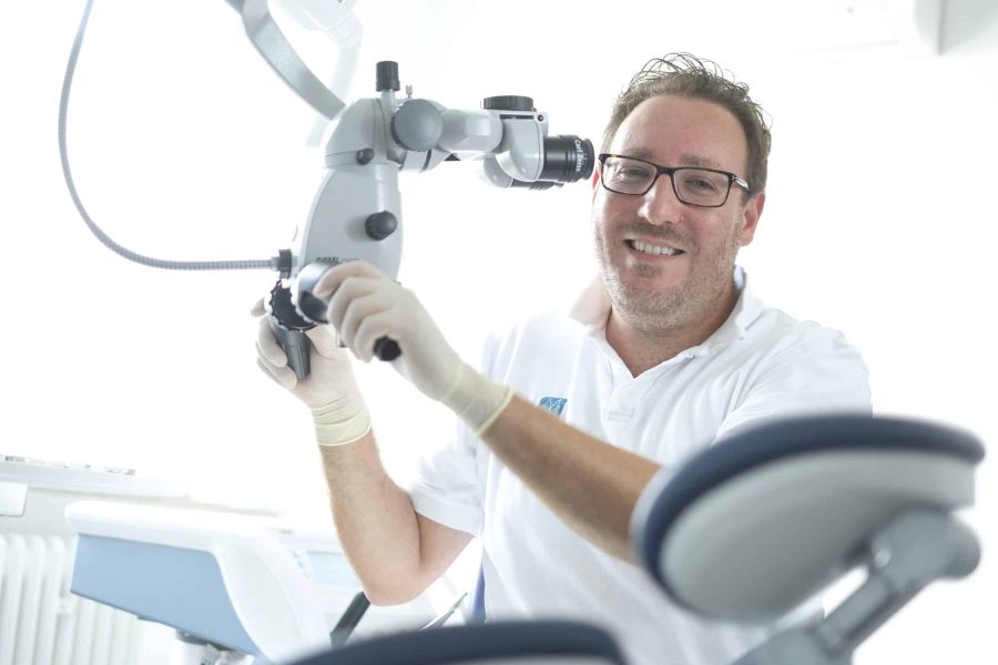Patientenbehandlung mit Mikroskop bei Zahnärzte Jahn und Kollegen