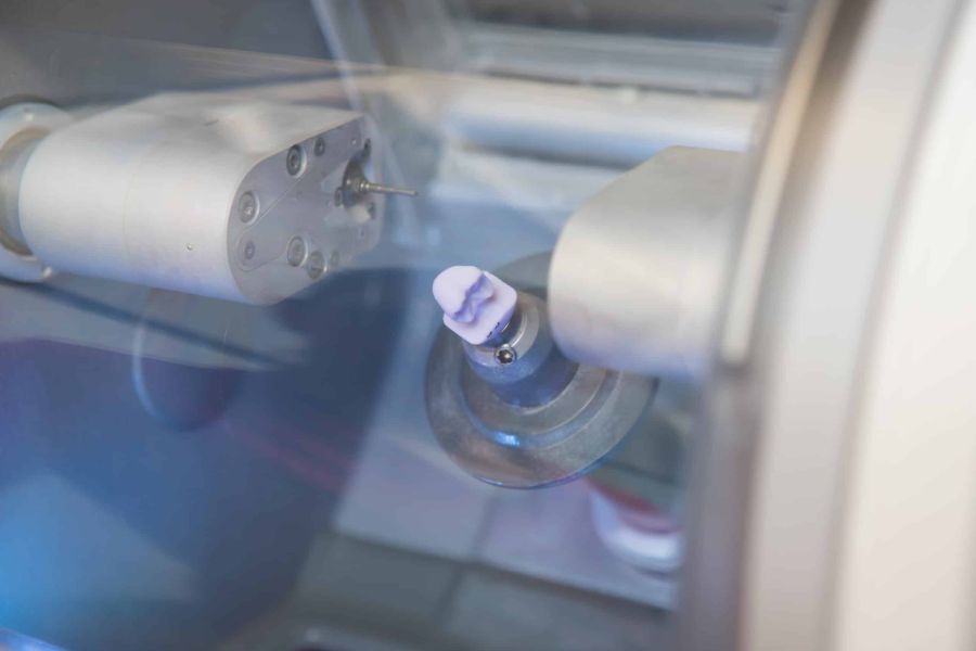 Fertigung von Zahnersatz mit CEREC in der Zahnarztpraxis Jahn und Kollegen in Dreieich